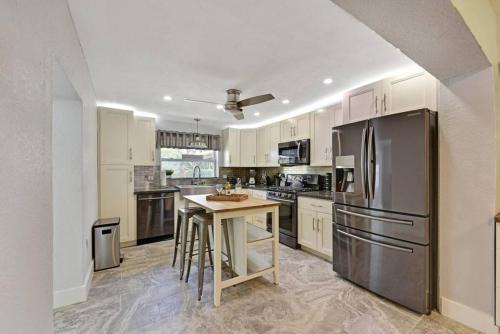 Home wpool by Dream Vacation OP Cabana in Fort Lauderdale