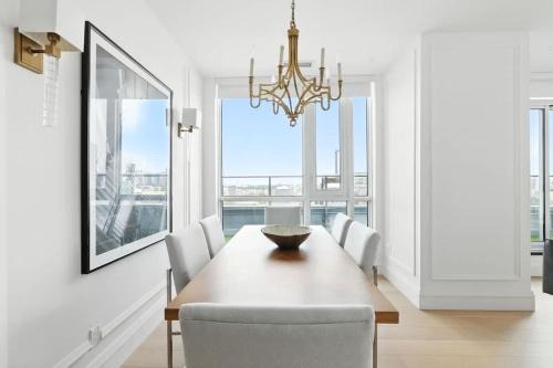 Luxury 2BR Suite in Heart of Toronto Entertainment in Toronto