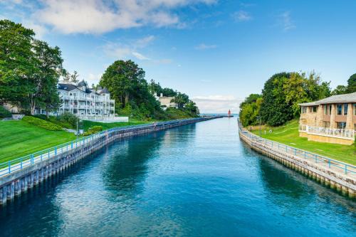 Walk to Dtwn: Charlevoix Condo w/Fireplace in Charlevoix