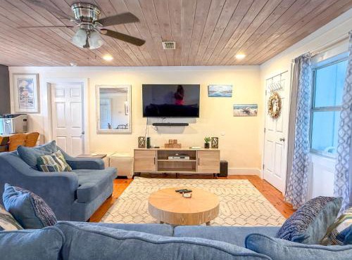 Pet Friendly Sleeps 9 Golf Cart Hot Tub - Weekly Discounts